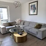 Modern Near Airport Apartment *